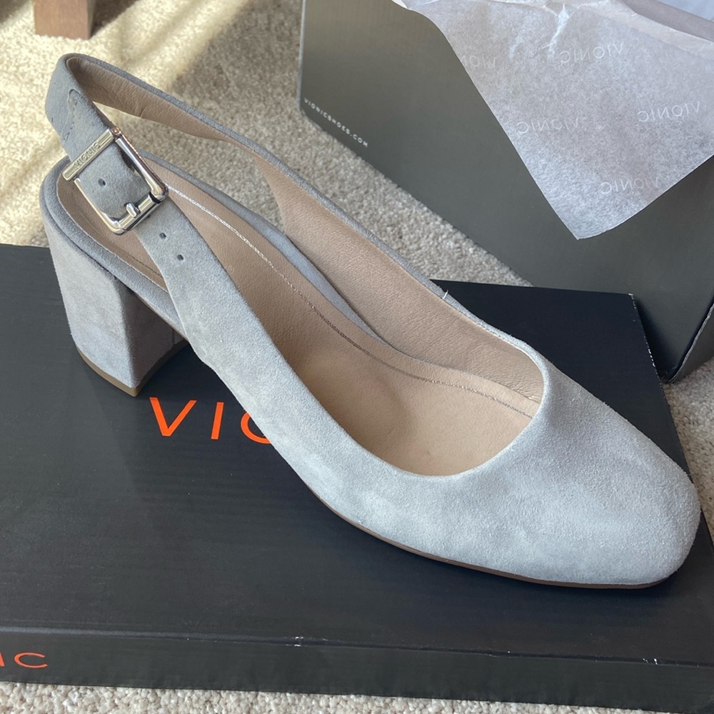 Vionic dove gray suede pumps NEW